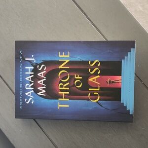 Throne of glass by Sara j maas fantasy booktok